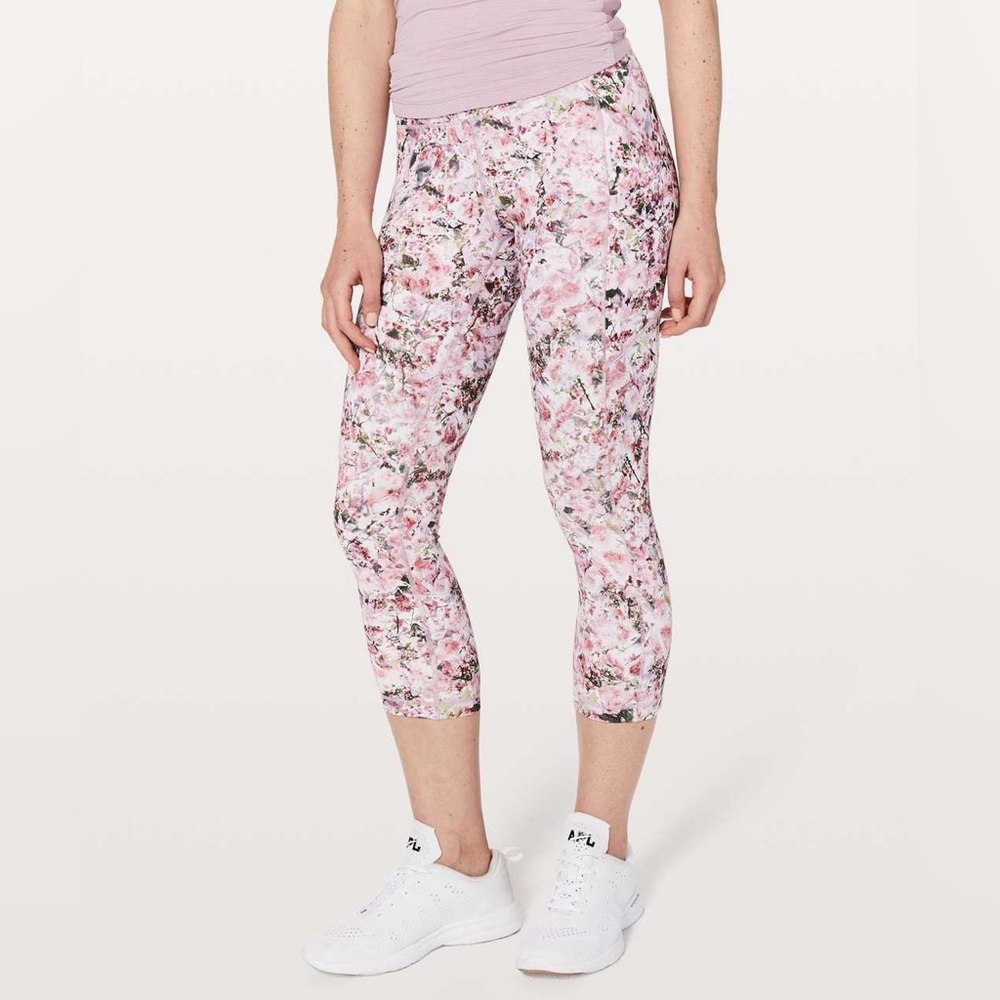 Women's Lululemon Cropped Floral High Waist Leggings With Pockets. Size 6.